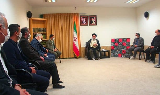 کارکنان حوزه هنری گلستان با آیت الله نورمفیدی دیدار کردند.