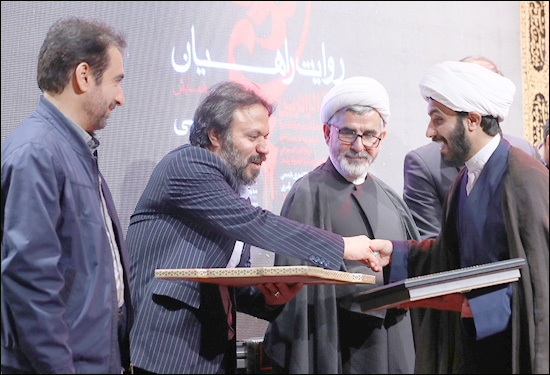 از هنرمندان دومین همایش تئاتر مردمی پیادهروی اربعین تقدیر شد