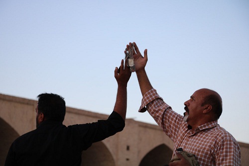 نمایش خیابانی «شکور» در کرمان اجرا شد