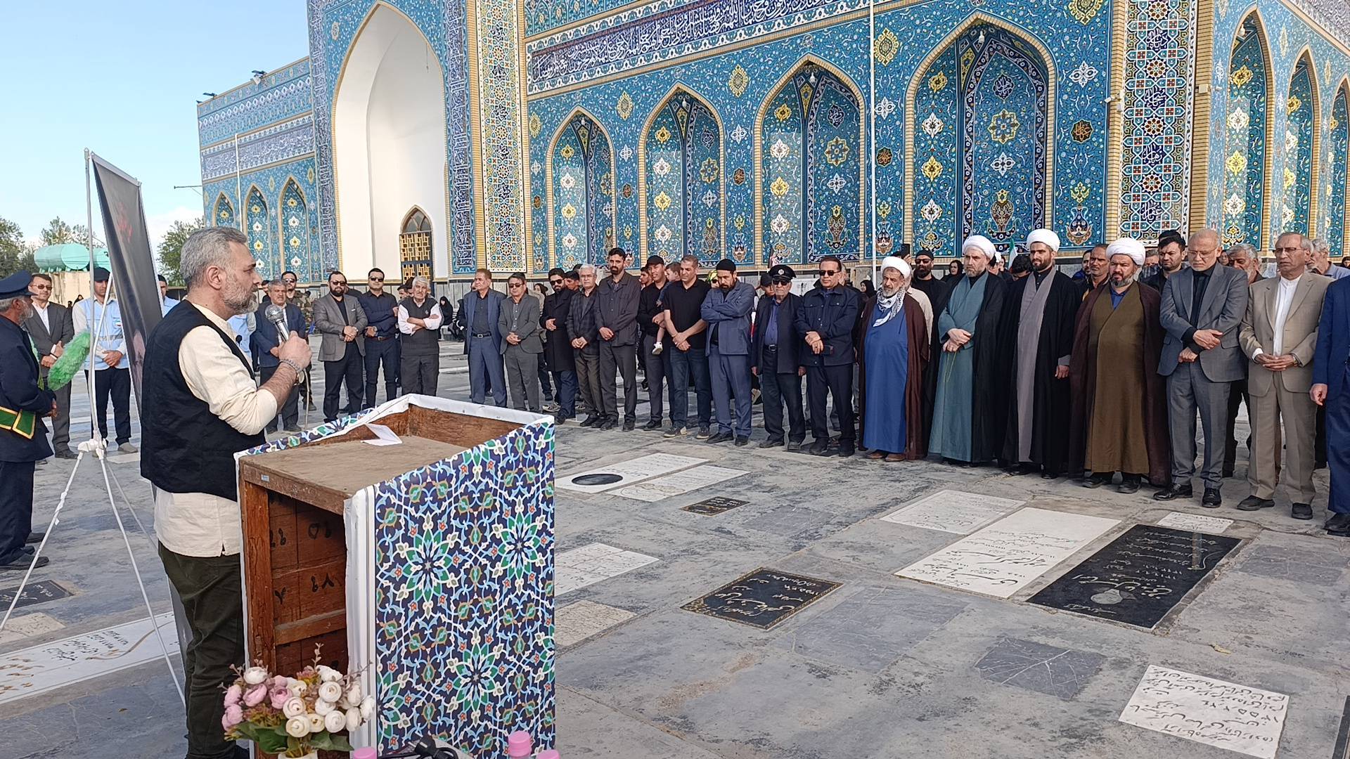 مهمانی لاله ها / پاسداشت هفته فرهنگ و هنر انقلاب مهمانی لاله ها / پاسداشت هفته فرهنگ و هنر انقلاب